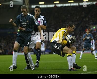 Fußball - FA Barclays Premiership - West Bromwich Albion / Newcastle United - The Hawthorns. Newcastles Torhüter Shay Given und Peter Ramage retten sich vor Darren Carter von West Bromwich Albion Stockfoto