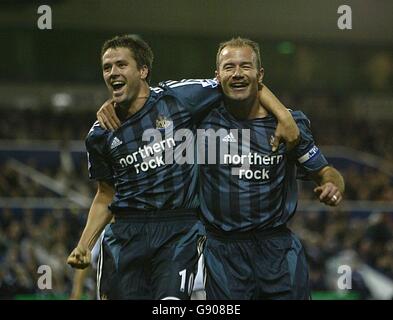 Fußball - FA Barclays Premiership - West Bromwich Albion / Newcastle United - The Hawthorns. Der Torschütze von Newcastle United, Alan Shearer, feiert mit Michael Owen das dritte Tor Stockfoto