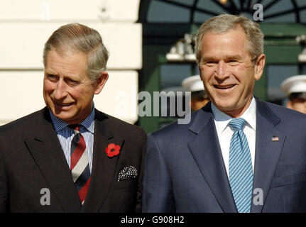 (L - r) der Prinz von Wales und Präsident George W. Bush auf dem Südrasen des Weißen Hauses in Washington DC, Mittwoch, 2. November 2005. Der Prinz und die Herzogin von Cornwall werden nach ihrer Ankunft aus New York am zweiten Tag ihrer einwöchigen Reise in die USA sowohl Mittag- als auch Abendessen mit dem Präsidenten einnehmen. Siehe PA Geschichte ROYAL Charles. DRÜCKEN SIE VERBANDSFOTO. Das Foto sollte lauten: John Stillwell/PA. Stockfoto