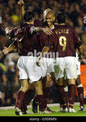 Thierry Henry (C) von Arsenal feiert sein Tor während des UEFA Champions League-Spiel der Gruppe B gegen Sparta Prag im Highbury Stadium, London, Mittwoch, 2. November 2005. DRÜCKEN Sie VERBANDSFOTO. Bildnachweis sollte lauten: Sean Dempsey/PA. Stockfoto