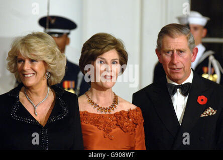 Die Herzogin von Cornwall, Laura Bush und der Prinz von Wales am Haupteingang des Weißen Hauses in Washington DC, Mittwoch, den 2. November 2005, wo sie zu einem Bankett mit US-Präsident George W. Bush eintrafen. Siehe PA Story ROYAL Charles. DRÜCKEN SIE VERBANDSFOTO. Das Foto sollte lauten: John Stillwell/PA Stockfoto