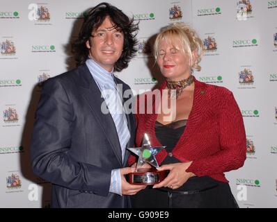 Laurence Llewelyn Bowen mit Frau Jackie während des VIP-Empfangs der NSPCC (National Society for the Prevention of Cruelty to Children) in der Hall of Fame, am 2. November 2005 im House of Commons, im Zentrum von London. DRÜCKEN SIE VERBANDSFOTO. Bildnachweis sollte lauten: Steve Parsons/PA Stockfoto