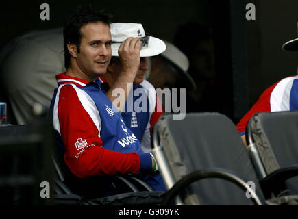 Am dritten und letzten Tag des zweiten Tourspieles im Bagh-e-Jinnah Park in Lahore, Pakistan, am Dienstag, den 8. November 2005, beobachtet der verletzte englische Kapitän Michael Vaughan sein Team gegen Pakistan A von der Tribüne aus. England spielt gegen Pakistan im ersten Testspiel, das am Samstag in Multan beginnt. Siehe PA Geschichte CRICKET England. DRÜCKEN SIE VERBANDSFOTO. Bildnachweis sollte lauten: Gareth Copley/PA. Stockfoto