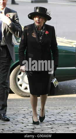 Margaret Thatcher trifft am Dienstag, den 8. November 2005, bei der Gedenkfeier für den ehemaligen konservativen Premierminister Sir Edward Heath in der Westminster Abbey im Zentrum von London ein. Sir Edward starb am 17. Juli in seinem Haus in Salisbury im Alter von 89 Jahren an einer Lungenentzündung. Er diente als Premier von 1970 bis 1974, in Erinnerung als der Mann, der Großbritannien in die Europäische Wirtschaftsgemeinschaft nahm. Siehe PA Geschichte MEMORIAL Heath. DRÜCKEN Sie VERBANDSFOTO. Bildnachweis sollte lauten: Chris Young/PA. Stockfoto