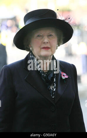 Margaret Thatcher trifft am Dienstag, den 8. November 2005, bei der Gedenkfeier für den ehemaligen konservativen Premierminister Sir Edward Heath in der Westminster Abbey im Zentrum von London ein. Sir Edward starb am 17. Juli in seinem Haus in Salisbury im Alter von 89 Jahren an einer Lungenentzündung. Er diente als Premier von 1970 bis 1974, in Erinnerung als der Mann, der Großbritannien in die Europäische Wirtschaftsgemeinschaft nahm. Siehe PA Geschichte MEMORIAL Heath. DRÜCKEN Sie VERBANDSFOTO. Bildnachweis sollte lauten: Chris Young/PA. Stockfoto