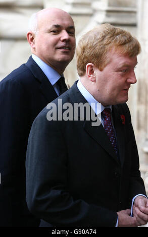 Der ehemalige Vorsitzende der Konservativen Partei, Iain Duncan Smith (links), und der Führer der Liberaldemokraten, Charles Kennedy, treffen am Dienstag, den 8. November 2005, bei der Gedenkfeier für den ehemaligen konservativen Premierminister Sir Edward Heath in der Westminster Abbey im Zentrum von London ein. Sir Edward starb am 17. Juli in seinem Haus in Salisbury im Alter von 89 Jahren an einer Lungenentzündung. Er diente als Premier von 1970 bis 1974, in Erinnerung als der Mann, der Großbritannien in die Europäische Wirtschaftsgemeinschaft nahm. Siehe PA Geschichte MEMORIAL Heath. DRÜCKEN Sie VERBANDSFOTO. Bildnachweis sollte lauten: Chris Young/PA. Stockfoto