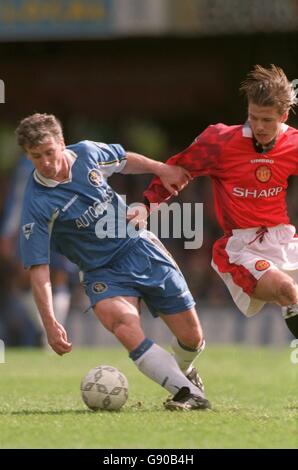 Fußball - FA Carling Premiership - Chelsea / Manchester United. David Beckham von Manchester United kämpft mit dem Chelsea-Amerikaner Mark Hughes um den Ball Stockfoto