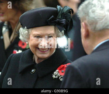 Die britische Königin Elizabeth II. Eröffnet das Feld des Gedenkens zu Ehren der gefallenen Helden Großbritanniens auf dem Gelände der Westminster Abbey im Zentrum von London, Donnerstag, 10. November 2005, wo jedes Holzkreuz den Namen trägt, viele handgeschrieben auf dem hellen Holz, eines verlorenen geliebten Menschen, Eine scharlachrote Mohnblume und eine Botschaft des Gedenkens. Die dünnen, kahlen Symbole sind in fast 250 Regimentsplots gruppiert, die diejenigen darstellen, die in den Schlachten vor langer Zeit vom Ersten Weltkrieg bis zu denen getötet wurden, die vor kurzem im Irakkrieg starben. Siehe PA Geschichte ROYAL Remembrance. DRÜCKEN Sie VERBANDSFOTO. Das Foto sollte lauten: Stockfoto