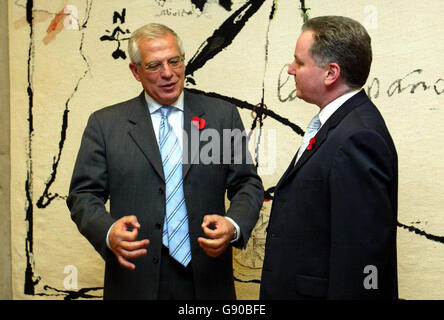 Schottlands erster Minsiter Jack McConnell (rechts) spricht am Donnerstag, den 10. November 2005, mit dem Präsidenten des Europäischen Parlaments Josep Borrell während eines Besuchs im schottischen Parlament in Edinburgh. Präsident Borrell aus Katalonien in Spanien sprach über die Zukunft Europas und argumentierte, dass Gespräche und keine Konfrontation erforderlich sind. Siehe PA Story SCOTLAND Europe. DRÜCKEN SIE VERBANDSFOTO. Das Foto sollte lauten: David Ceskin/PA/Pool Stockfoto