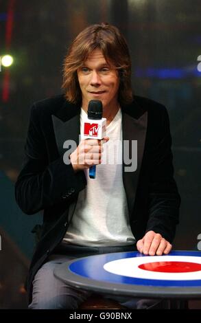 Kevin Bacon ist Gast bei MTV's TRL (Total Request Live) Show, live aus den MTV Studios in Leicester Square, Zentral London, Donnerstag, 10. November 2005. DRÜCKEN Sie VERBANDSFOTO. Bildnachweis sollte lauten: Anthony Harvey/PA Stockfoto