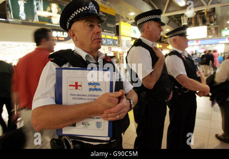 Die Polizei am Flughafen Heathrow wartet, um England Fußballfans zu befragen, Freitag, 11. November 2005 vor Englands Freunden gegen Argentinien in Genf morgen. Im letzten großen Test von Anti-Hooligan-Maßnahmen vor der Fußball-WM im nächsten Jahr in Deutschland wurden Offiziere von Streitkräften aus dem ganzen Land heute in Häfen und Flughäfen im Rahmen einer dreitägigen Operation eingesetzt, um potenzielle Störenfriede auf dem Weg zum Spiel zu verhindern. Siehe PA Geschichte POLIZEI Fußball. DRÜCKEN Sie VERBANDSFOTO. Bildnachweis sollte lauten: Tim Ockenden/PA. Stockfoto