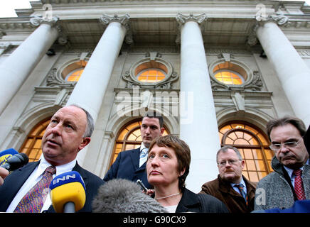 Geraldine Finucane (Mitte), Witwe von Pat Finucane mit ihrem Sohn, John Finucane, (hinten), und ihrem Anwalt Peter Madden (ganz rechts) und Außenminister Dermot Ahern TD (links) in den Regierungsgebäuden Dublin 15. November 2005 . Sie waren in Dublin, um mit dem Außenminister Dermot Ahern TD über die Untersuchung des Mordes an Belfast Menschenrechtsanwalt Pat Finucane im Jahr 1989 zu treffen.Siehe PA Story POLITICS Finucane. PRESSEVERBAND FOTO Kredit sollte Julien Behal lesen./PA Stockfoto