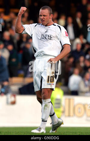 Fußball - Coca-Cola Football League One - Southend United / Swansea City - Roots Hall. Lee Trundle von Swansea City feiert beim Schlusspfiff Stockfoto