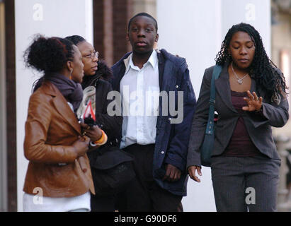 Mitglieder der Familie des ermordeten Liverpooler Teenagers Anthony Walker treffen am Mittwoch, dem 16 2005. November, am Krongericht in Liverpool ein. Michael Barton, 17, wird heute vor Gericht erscheinen wegen des Mordes an schwarzem Teenager Anthony Walker angeklagt. Anthony, 18, wurde im Juli in Huyton, Merseyside, mit einer Axt getötet. Siehe PA Geschichte COURTS AX. DRÜCKEN Sie VERBANDSFOTO. Bildnachweis sollte lauten: Phil Noble/PA Stockfoto