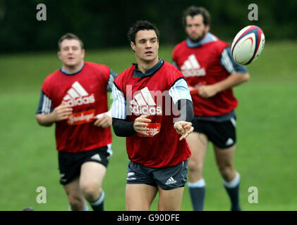 Der Neuseeländer Dan Carter während einer Trainingseinheit im Grasshoppers Rugby Club in London, Mittwoch, den 16. November 2005, vor dem internationalen Spiel gegen England in Twickenham am Samstag. DRÜCKEN Sie VERBANDSFOTO. Bildnachweis sollte lauten: David Davies/PA. Stockfoto