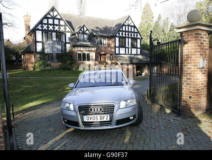 FUSSBALL-Keane. Der ehemalige Manchester United Kapitän Roy Keane verlässt sein Haus in Hale. Stockfoto