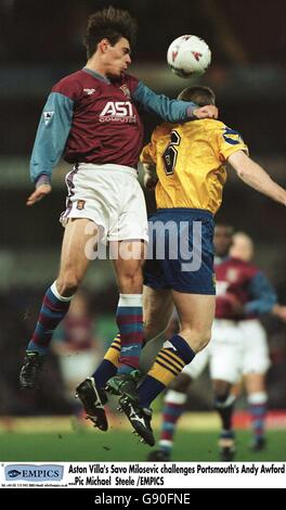 Fußball - Littlewoods FA Cup Dritte Runde Replay - Aston Villa V Portsmouth. Savo Milosevic von Aston Villa (links) schlägt Andy Awford von Portsmouth (rechts) in der Luft Stockfoto