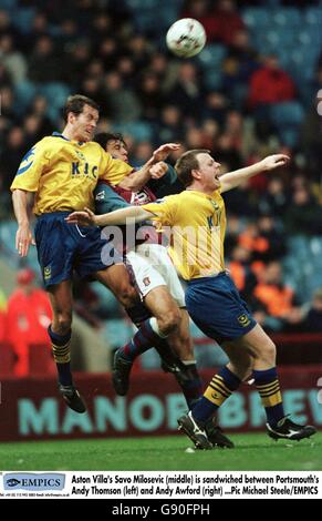 Savo Milosevic (Zentrum) von Aston Villa liegt zwischen Portsmouth's Andy Thomson (links) und Andy Awford (rechts) Stockfoto