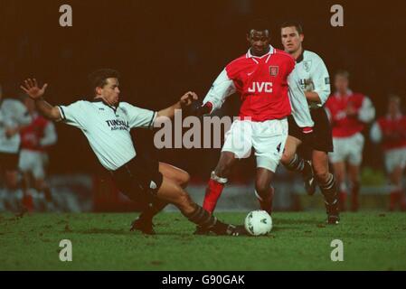 Fußball - Littlewoods FA Cup Dritte Runde Replay - Port Vale gegen Arsenal. Mark Snijders von Port Vale (links) rutscht ein, um gegen Patrick Vieira von Arsenal anzutreten (rechts) Stockfoto