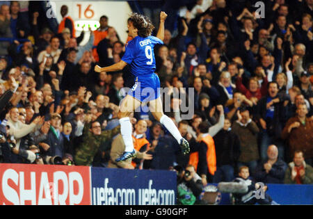 Chelsea's Hernan Crespo feiert sein Tor während des UEFA Champions League Spiels gegen Real Betis in Stamford Bridge, London, Mittwoch, 19. Oktober 2005. DRÜCKEN Sie VERBANDSFOTO. Bildnachweis sollte lauten: Sean Dempsey/PA Stockfoto