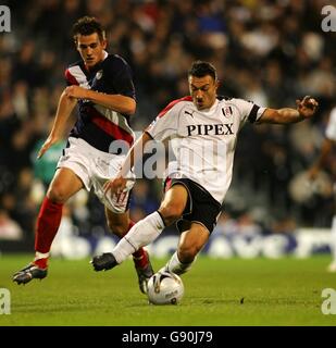 Fußball - Carling Cup - Dritte Runde - Fulham gegen West Bromwich Albion - Craven Cottage. Fulham's Steed Malbranque kommt von Darren Carter, Darren Carter von West Bromwich Albion, weg Stockfoto