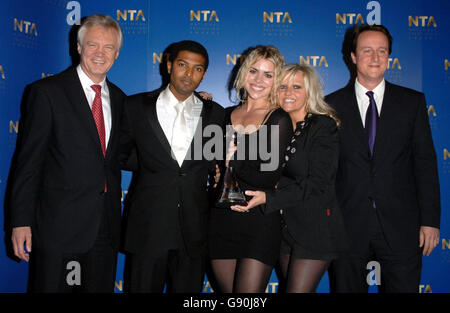 Die Tory-Kandidaten David Davis (L) und David Cameron (Far R) mit den Schauspielern Noel Clarke, Billie Piper (die auch den Most Popular Actress Award gewonnen haben) und Camille Coduri (2. R) mit ihrer Auszeichnung für das beliebteste Drama während der National Television Awards 2005 (NTA), In der Royal Albert Hall, im Zentrum von London, Dienstag, 25. Oktober 2005. Siehe PA Story SHOWBIZ Awards. DRÜCKEN SIE VERBANDSFOTO. Der Bildnachweis sollte lauten: Ian West/PA Stockfoto