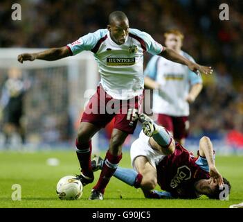 Liam Ridgewell von Aston Villa wird von Gifton von Burnley geerdet Noel-Williams Stockfoto