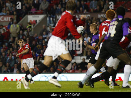 Liam Miller (L) von Manchester United erzielt am Mittwoch, den 26. Oktober 2005, im Carling Cup in der dritten Runde gegen Barnett in Old Trafford, Manchester, ihr erstes Tor. DRÜCKEN Sie VERBANDSFOTO. Bildnachweis sollte lauten: Martin Rickett/PA. Stockfoto