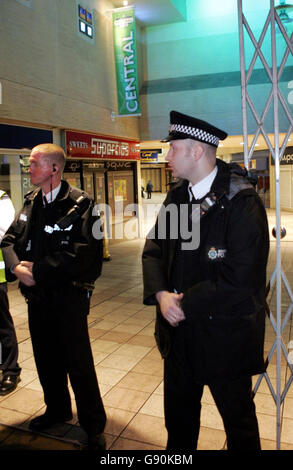 Die Szene am Liverpool Central Station, Mittwoch, den 26. Oktober 2005, nach einem geschäftigen Entgleisungszug der Pendlerzüge. Alle 119 Passagiere an Bord des U-Bahn-Zuges wurden sicher evakuiert, nachdem er von der Lime Street zur Central Station gefahren war. Die einzigen Opfer waren zwei Menschen, die einen Schock erlitten haben, sagte ein Sprecher der Feuerwehr Merseyside. Siehe PA Story UNFALLZUG. DRÜCKEN SIE VERBANDSFOTO. Foto-Creit sollte lauten: PA Photo Stockfoto