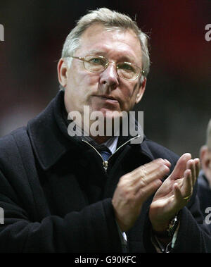 Manchester United Manager Sir Alex Ferguson applaudiert seinem Team nach dem Sieg von 4-0 über Barnett im dritten Lauf des Carling Cup in Old Trafford, Manchester, Mittwoch, 26. Oktober 2005. DRÜCKEN Sie VERBANDSFOTO. Bildnachweis sollte lauten: Martin Rickett/PA. Stockfoto