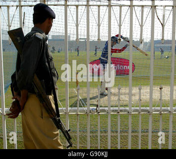 Ein bewaffneter Poilceman beobachtet England Kapitän Michael Vaughan während einer Netzsitzung im Rawalpindi Stadion, Rawalpindi, Pakistan, Donnerstag, 27. Oktober 2005. DRÜCKEN Sie VERBANDSFOTO. Bildnachweis sollte lauten: Gareth Copley/PA. ***- KEINE HANDY-NUTZUNG*** Stockfoto