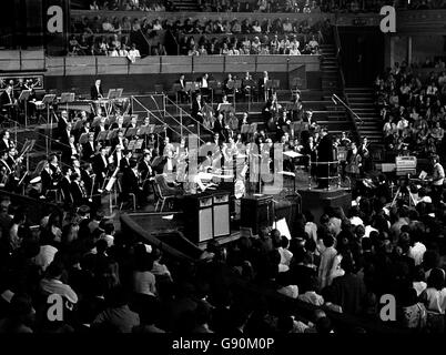 Dirigent Malcolm Arnold bei der Probe mit Deep Purples 'Concerto for Group and Orchestra', komponiert vom Organisten der Gruppe, Jon Lord. Das Stück wird von der Gruppe für diese Zeit zusammen mit dem Royal Philharmonic Orchestra unter der Leitung von Herrn Arnold in der Royal Albert Hall als Unterstützung der Task Force aufgeführt. Stockfoto