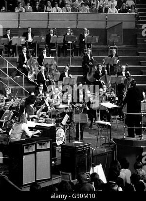 Dirigent Malcolm Arnold leitet die Probe von Deep Purples 'Concerto for Group and Orchestra', komponiert vom Organisten der Gruppe, Jon Lord. Das Stück wird von der Gruppe für diese Zeit zusammen mit dem Royal Philharmonic Orchestra unter der Leitung von Herrn Arnold in der Royal Albert Hall in Aid of Task Force aufgeführt. Stockfoto