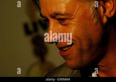 Sir Bob Geldof nimmt an der Weltpremiere der DVD-Veröffentlichung der Live 8 MAKEpovertyHISTORY Awareness Raising Gigs im Juli 2005 Teil. Vom Vue West End, Zentrum von London. Stockfoto