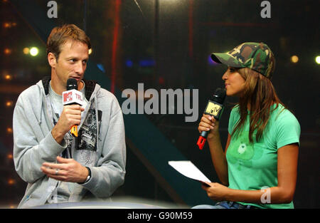 Tony Hawk ist Gast bei MTV's TRL (Total Request Live) Show, live aus den MTV Studios, Leicester Square, im Zentrum von London. Stockfoto