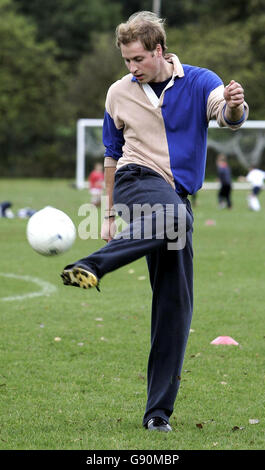 Prinz William trägt seine Eton-Hausfarben in Königsblau und Rehkitz, während er am Freitag, den 28. Oktober 2005, mit Schulkindern auf dem Trainingsgelände von Charlton Athletic in New Eltham im Südosten Londons Fußball spielt. Der Besuch war Teil der Vorbereitungen des 23-jährigen Prinzen auf seine Rolle als Präsident des Fußballverbands. Siehe PA Geschichte ROYAL William. DRÜCKEN SIE VERBANDSFOTO. Bildnachweis sollte lauten: Andrew Parsons/PA. Stockfoto