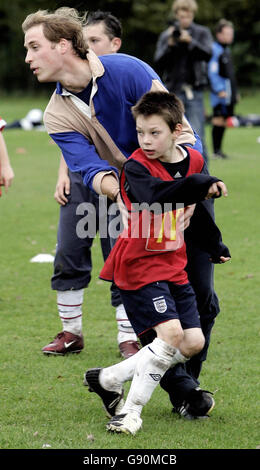 Prince William spielt Fußball mit Schulkindern auf dem Trainingsgelände von Charlton Athletic in New Eltham, im Südosten Londons, Freitag, 28. Oktober 2005. Der Besuch war Teil der Vorbereitungen des 23-jährigen Prinzen auf seine Rolle als Präsident des Fußballverbands. Siehe PA Geschichte ROYAL William. DRÜCKEN SIE VERBANDSFOTO. Bildnachweis sollte lauten: Andrew Parsons/PA. Stockfoto