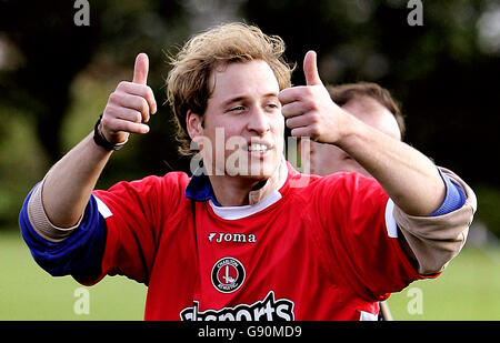 Prince William spielt Fußball mit Schulkindern auf dem Trainingsgelände von Charlton Athletic in New Eltham, im Südosten Londons, Freitag, 28. Oktober 2005. Der Besuch war Teil der Vorbereitungen des 23-jährigen Prinzen auf seine Rolle als Präsident des Fußballverbands. Siehe PA Geschichte ROYAL William. DRÜCKEN SIE VERBANDSFOTO. Bildnachweis sollte lauten: Andrew Parsons/PA. Stockfoto