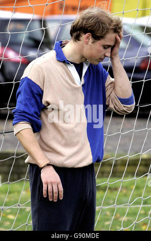 Prinz William atmet während eines Fußballspiels mit Schulkindern auf dem Trainingsgelände von Charlton Athletic in New Eltham, im Südosten Londons, am Freitag, den 28. Oktober 2005, durch. Der Besuch war Teil der Vorbereitungen des 23-jährigen Prinzen auf seine Rolle als Präsident des Fußballverbands. Siehe PA Geschichte ROYAL William. DRÜCKEN SIE VERBANDSFOTO. Bildnachweis sollte lauten: Andrew Parsons/PA. Stockfoto