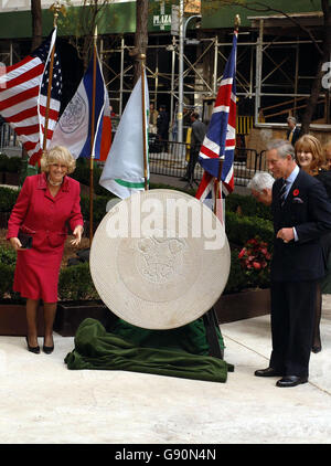 Der Prinz von Wales und seine Frau, die Herzogin von Cornwall, enthüllen heute Nachmittag, Dienstag, 1. November 2005, eine Steintafel in den British Memorial Gardens am Hanover Square, New York. Der Garten ist ein lebendiges Denkmal für die 67 britischen Opfer des Terroranschlags auf das World Trade Center am 9. September 2001. Der Prinz von Wales und die Herzogin von Cornwall kamen in der Stadt zu Beginn einer einwöchigen Tour durch die USA an, die sie von New York nach Washington und weiter nach San Francisco führen wird. Siehe PA Geschichte ROYAL Charles. DRÜCKEN Sie VERBANDSFOTO. Das Foto sollte lauten: John Stillwell/PA Stockfoto
