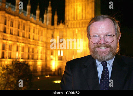 Bill Bryson, Autor des Bestsellers "A Short History of Nearly Everything", nachdem er von der Royal Society of Chemistry den "President's Award" im Palace of Westminster im Zentrum Londons erhalten hatte. Stockfoto