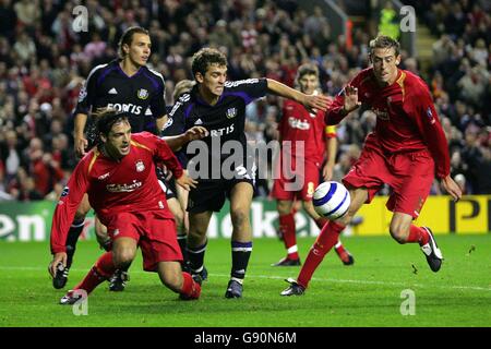 Fußball - UEFA Champions League - Gruppe G - Liverpool / Anderlecht - Anfield. Anderlechts Roland Juhasz räumt den Ball unter dem Druck von Liverpools Fernando Morientes (l) und Peter Crouch (r) Stockfoto
