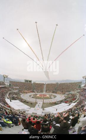 Olympische Winterspiele - Nagano 1998 - Eröffnungsfeier. Jet-Flugzeuge fliegen über den Sportpark Minami Nagano, wenn die Eröffnungszeremonie zu Ende geht Stockfoto