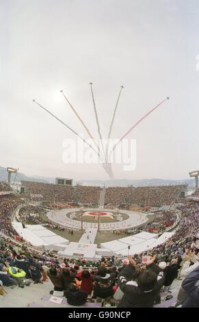 Olympische Winterspiele - Nagano 1998 - Eröffnungsfeier. Jet-Flugzeuge fliegen über den Sportpark Minami Nagano, wenn die Eröffnungszeremonie zu Ende geht Stockfoto