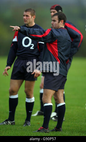 Englands Charlie Hodgson mit Ben Cohen (L) während einer Trainingseinheit im Springs Hotel, Leicestershire, Mittwoch, 2. November 2005. England spielt Australien während eines internationalen Spiels am Samstag, den 12. November. DRÜCKEN Sie VERBANDSFOTO. Bildnachweis sollte lauten: Nick Potts/PA. Stockfoto