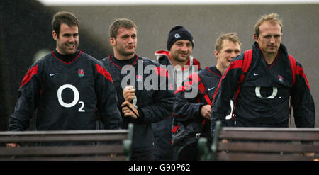 Englands Charlie Hodgson (L) mit Mark Cueto (zweiter von links) Josh Lewsey (zweiter von rechts) Matt Dawson (rechts) während einer Trainingseinheit im Springs Hotel, Leicestershire, Mittwoch, 2. November 2005. England spielt Australien während eines internationalen Spiels am Samstag, den 12. November. DRÜCKEN Sie VERBANDSFOTO. Bildnachweis sollte lauten: Nick Potts/PA. Stockfoto