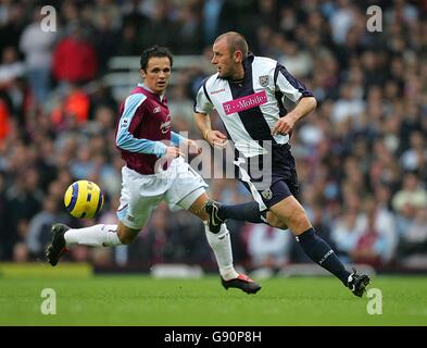 Fußball - FA Barclays Premiership - West Ham United / West Bromwich Albion - Upton Park. West Bromwich Albions Ronnie Wallwork (r) wird von Matthew Etherington von West Ham United überzeugt Stockfoto