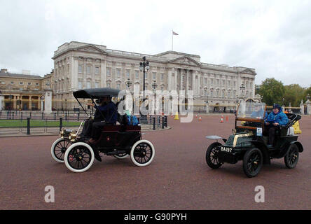 Zwei Autos fahren am Buckingham Palace nach dem Start der London to Brighton Veteran Car Run vom Hyde Park Sonntag, 6. November 2005 vorbei. Der Car Run ist die längste Motorveranstaltung der Welt und steht allen Fahrzeugen offen, die vor 1905 gebaut wurden. DRÜCKEN SIE VERBANDSFOTO. Das Foto sollte lauten: Michael Stephens/PA Stockfoto