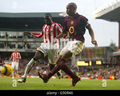 Thierry Henry von Arsenal spielt den Ball unter der Herausforderung von Nyron Nosworthy von Sunderland Stockfoto