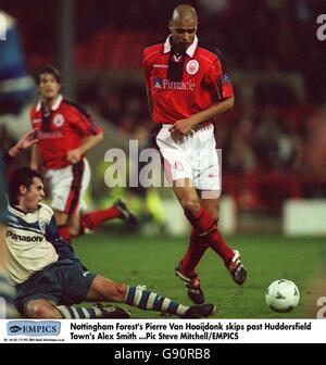 Fußball - Nationwide League Division One - Nottingham Forest / Huddersfield Town. Pierre Van Hooijdonk von Nottingham Forest überspringt Alex Smith von Huddersfield Town Stockfoto